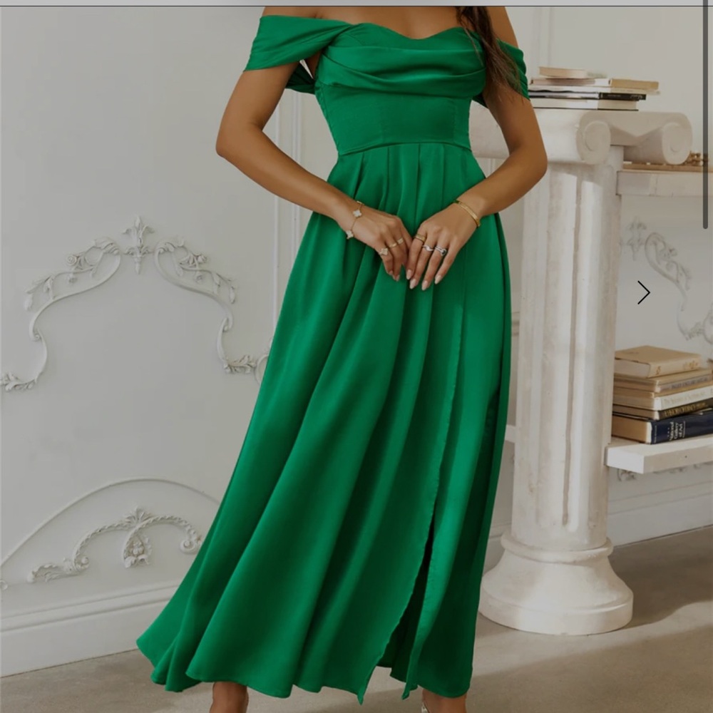 Hello Molly Green Pleated Maxi Dress Sweetheart Neckline, new in bag